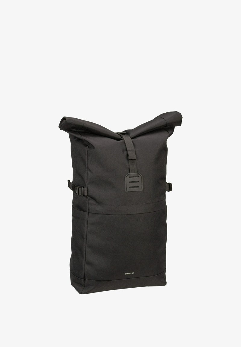 Svart rullöppnad ryggsäck i strukturerad tyg, med justerbara sidostroppar, ett logomärke och en strömlinjeformad rektangulär form.