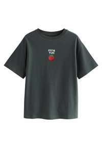 Tmavě zelené bavlněné tričko s krátkým rukávem, s vyšívaným motivem rajčete a textem "PASTA TIME" nad ním.
