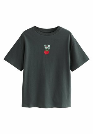 Dunkelgrünes Baumwoll-T-Shirt mit kurzen Ärmeln, das ein gesticktes Design einer Tomate und den Text „PASTA TIME“ darüber zeigt.
