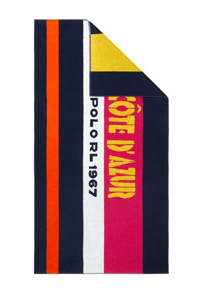 Πετσέτα παραλίας με κάθετες ρίγες σε ναυτικό μπλε, πορτοκαλί, λευκό, ροζ και κίτρινο, με κείμενο "Côte d'Azur" και "Polo RL 1967".