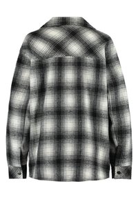 Svart och vit rutig flanellskjorta; har långa ärmar, knappmanschetter och en bakre yoke med en texturerad, borstad yta.