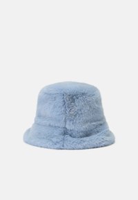 Lyseblå faux fur bucket hat med en blød tekstur, rund top og en bred, fleksibel skygge. Sømdetaljer langs siderne.