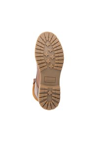 Zool van een bruine laars met diepe profielpatronen en het ingedrukte logo "TRAVELIN" in het midden, maat 39 zichtbaar nabij de hak.