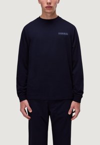 Camicia a maniche lunghe in cotone di colore blu navy con colletto rotondo e un piccolo logo ricamato sul lato sinistro del petto. Texture liscia e vestibilità comoda.