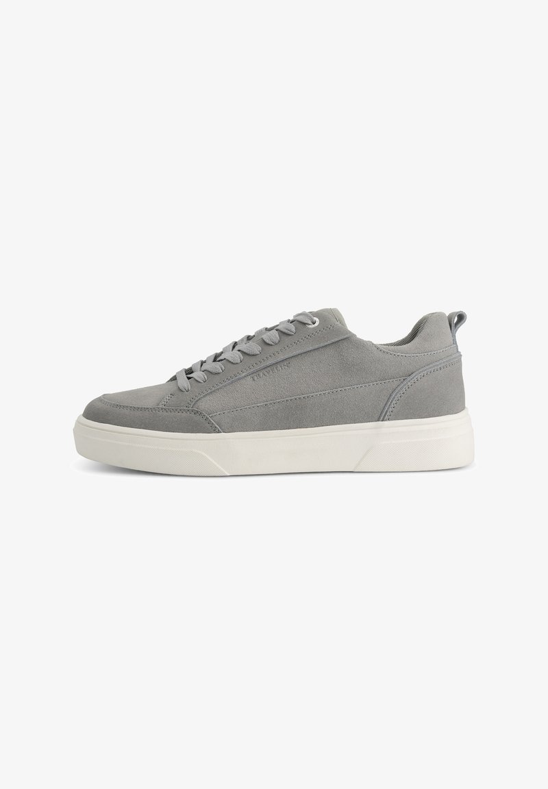 Grijze suède sneaker met een gestructureerd oppervlak, met een ronde neus, platte veters en een witte rubberen zool. Minimalistisch ontwerp zonder patronen.