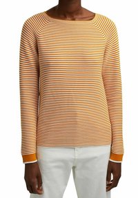 Langärmliger Pullover mit schmalem orange-weißen Streifenmuster, ausgestattet mit einem Bootsausschnitt und kontrastierenden orangefarbenen Bündchen.