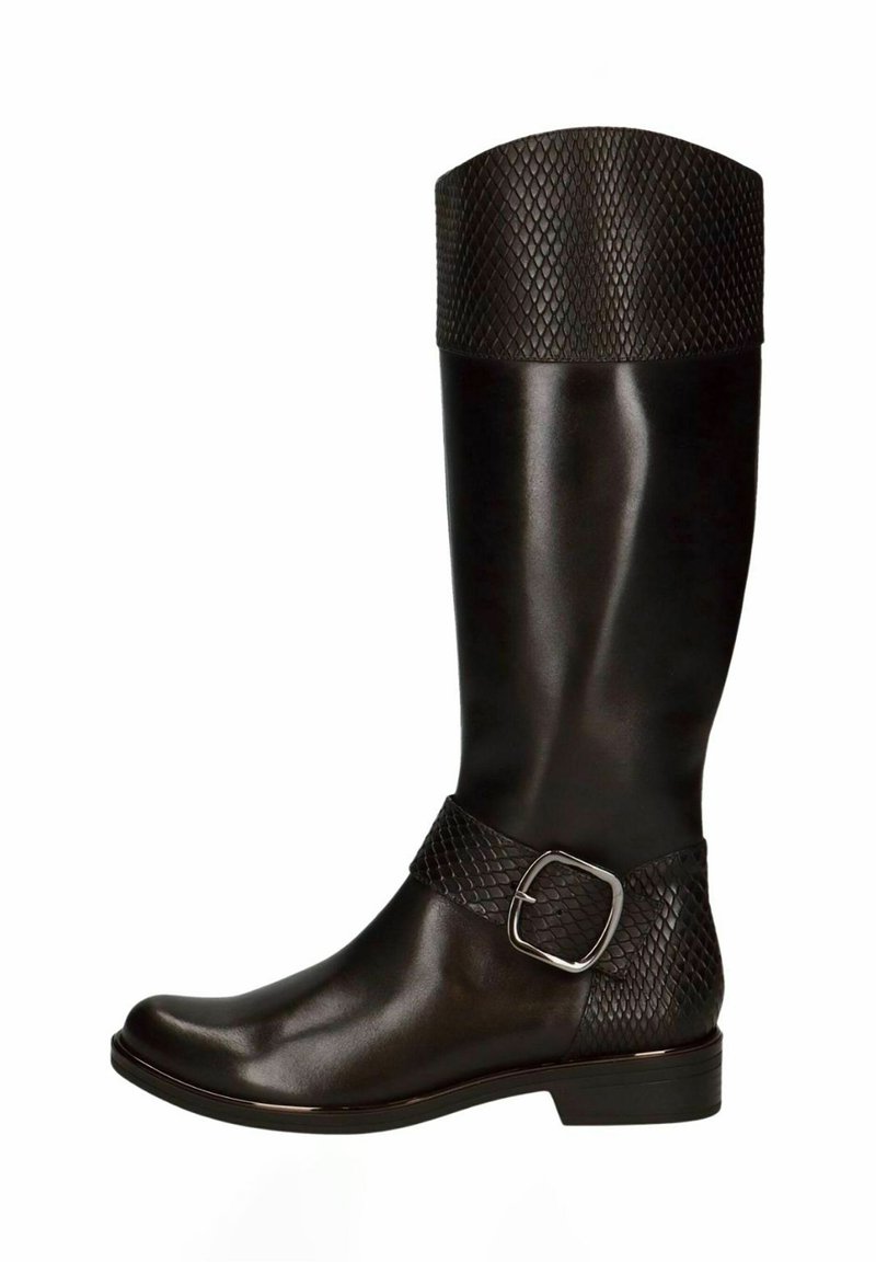 Botas de cuero negras hasta la rodilla con una parte superior texturizada y con patrón, y una sección inferior suave, que presentan un detalle de hebilla plateada en la correa del tobillo.