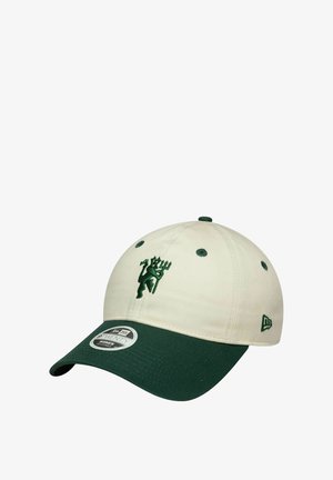 Cappello crema con visiera verde scuro. Presenta un logo ricamato in verde, cuciture a contrasto e fori di ventilazione sulla corona.