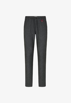 Grijze tapered broek van zachte, gestructureerde stof, met een trekkoord in de taille en een rode cirkelvormige accentdetail.