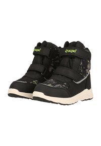 Schwarze Sporthightops mit einem Camouflage-Muster, ausgestattet mit zwei verstellbaren Klettverschlüssen, einer strukturierten Oberfläche und einer weißen Sohle.
