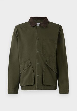 Olivengrüne Jacke aus Baumwolle mit braunem Cordkragen, Knopfleiste vorne und zwei großen Seitentaschen mit Klappen.