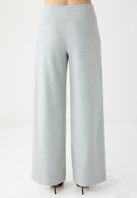 Brede broek in lichtgrijze stof, met een gladde textuur en een op maat gesneden pasvorm met een hoge taille en geen zichtbare versieringen.