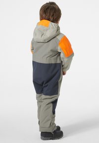Kinderen geïsoleerde sneeuwpak in grijs, marineblauw en oranje. Voorzien van een capuchon, kleurblokontwerp en elastische manchetten. Duurzaam materiaal met verhoogde naden.