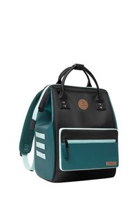 Zaino nero e teal con un design strutturato, caratterizzato da un logo centrale, una tasca frontale con zip e dettagli a righe sui lati.