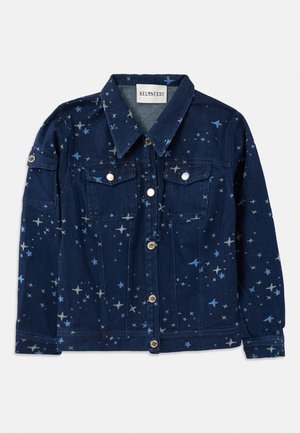 Mørkeblå denimjakke med hvide og lysblå stjernemønstre. Har en spids krave, knaplukning og to brystlommer med klap.