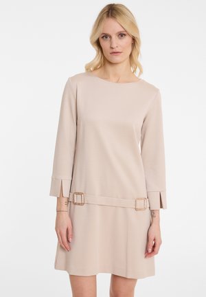 Robe beige en tissu doux, dotée d'un décolleté rond, de manches trois-quarts et d'une ceinture assortie avec des boucles carrées en ton or.