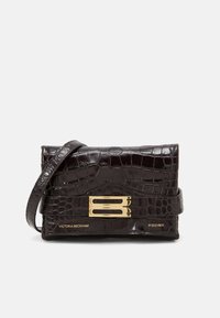 BUCKLE MINI CHAIN POUCH LONG STRAP - Carteira de mão - espresso