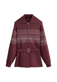 Jachetă burgundă cu fermoar, guler larg, dungi orizontale albe pe piept și pe brațele superioare, și curea din același material cu cataramă.