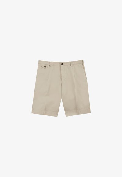 Pantaloni corti in cotone beige con due tasche frontali e dettaglio a bottone. Presentano un davanti piatto e una vestibilità dritta, offrendo un design informale.