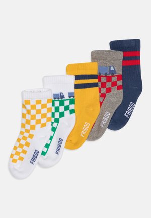 Set von fünf Socken in verschiedenen Farben: Weiß mit gelben und grünen karierter Muster, grau und marineblau mit Streifen, mit Lastwagenmotiven.