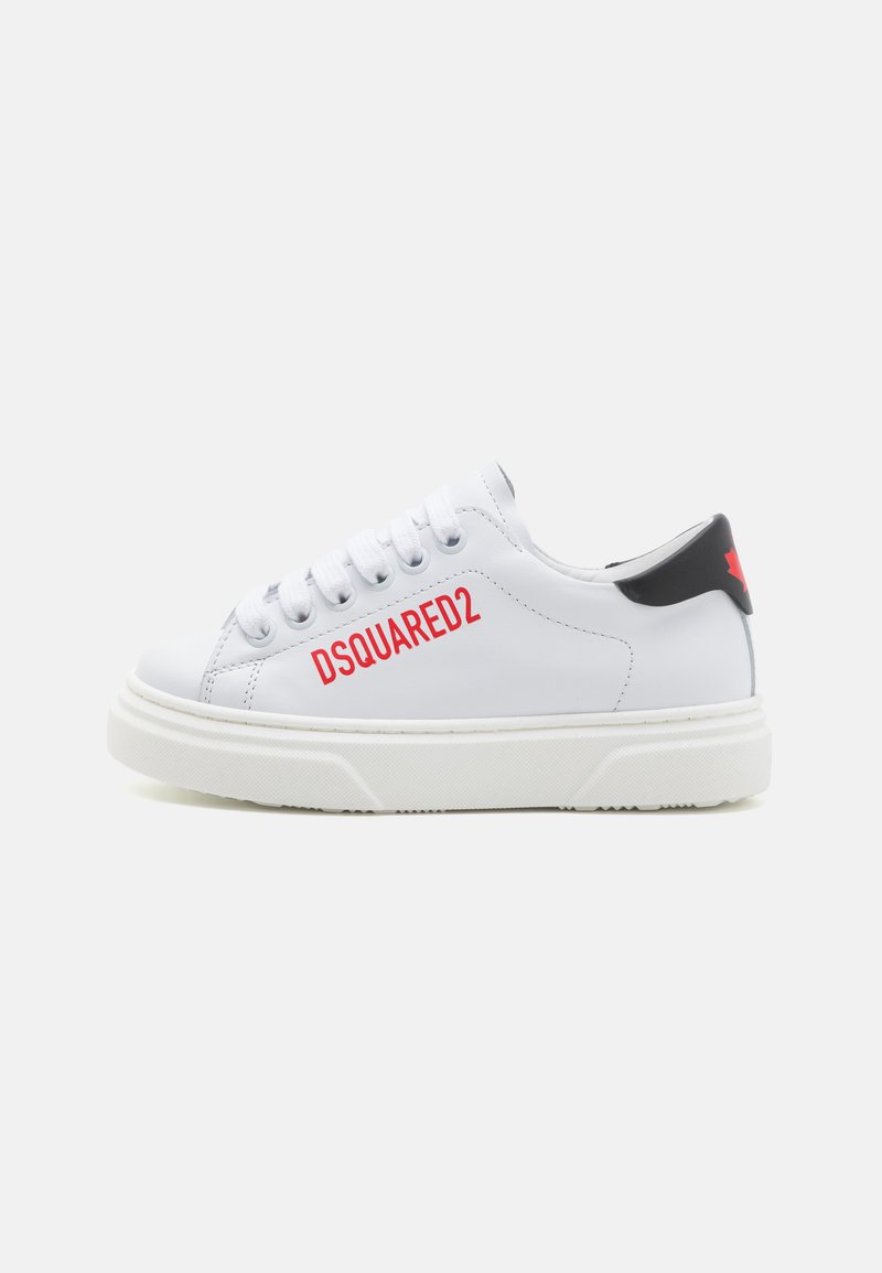 Hvide lædersneakers med rund tå, prydet med rødt "DSQUARED2" logo, sort hælaccent og struktureret hvid gummisål.