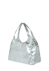 Borsa tote metallica argentata con doppie tracolle, texture liscia e design morbido. Presenta un'ampia apertura e dettagli con tasche laterali.