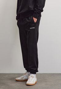Pegador LOGO HEAVY JOGGER - Træningsbukser - washed black