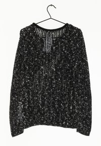 Schwarzer Strickpullover mit offenem Maschenmuster, ausgestattet mit einem weiten Ausschnitt und langen Ärmeln. Hängt an einem schwarzen Metallhaken.