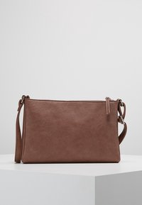 Brun faux læder crossbody taske med rektangulær form, lynlåslukning og justerbar rem. Glat tekstur uden synlige dekorationer.