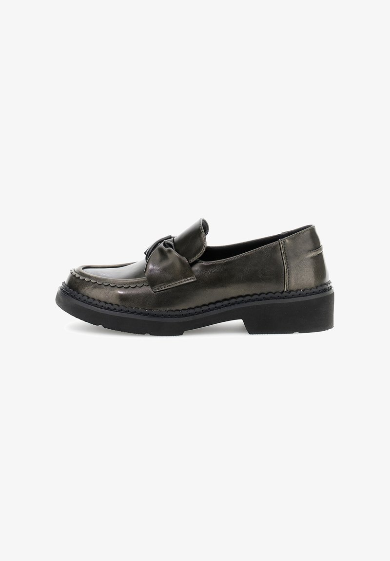 Loafers negri din piele cu talpă groasă și detaliu decorativ sub formă de nod în partea superioară, profil lateral pe fundal alb.
