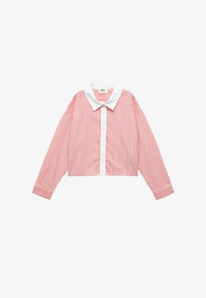 Camisa recortada con rayas verticales rojas y blancas, cuello blanco, mangas largas y cierre de botones, hecha de tela ligera.