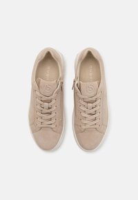 Sneakers bej din suede, cu accente de plasă texturată, șireturi plate și un fermoar lateral. Talpa este albă și ușor rotunjită. Mărimea 37.