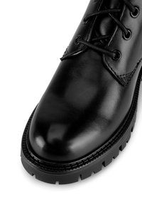 Čierna kožená členková obuv s lesklým povrchom, okrúhlou špičkou a robustnou gumovou podrážkou. Obsahuje šnurovací dizajn a vyšívané detaily.