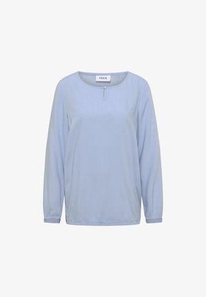 Světle modrý dlouhý rukáv s kulatým výstřihem, s malým knoflíkovým detailem a elastickými manžetami. Tkanina vypadá hladce a je lehká.