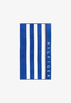 Blauwe handdoek met brede witte strepen, een accentband in rood en zwart, en de tekst "HILFIGER" in vette witte letters aan één kant.