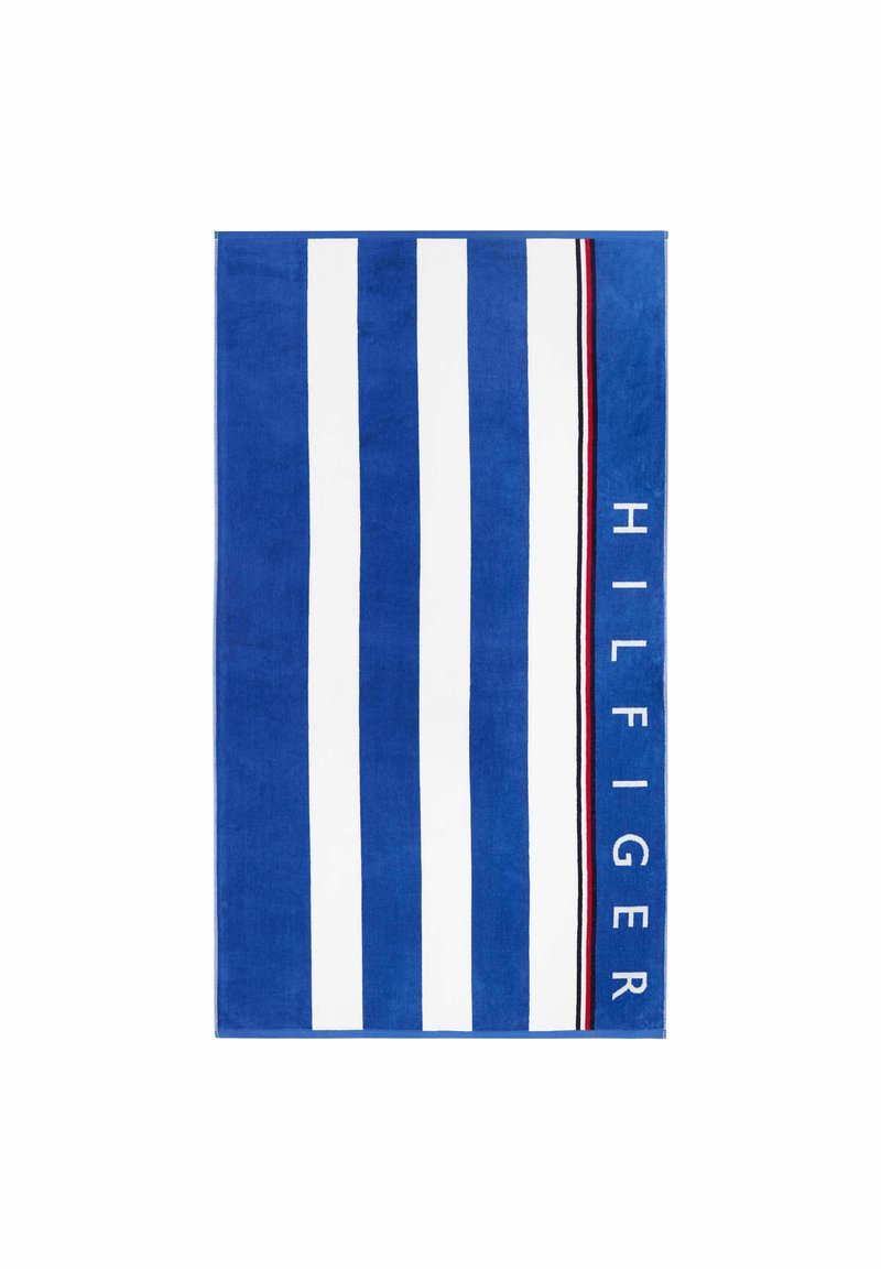 Blaue Handtücher mit breiten weißen Streifen, einem roten und schwarzen Akzentband und dem Text "HILFIGER" in fetten weißen Buchstaben auf einer Seite.