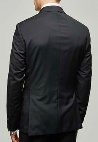 Veste de costume noire ajustée vue de dos, présentant une texture lisse, des épaules structurées et une fente simple à l'arrière.