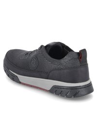 Schwarzer Sportschuh mit Mesh-Obermaterial, Gummisohle, strukturierten Details und einem grauen Akzentband. Auf der Seite befindet sich ein kreisförmiges Logo.