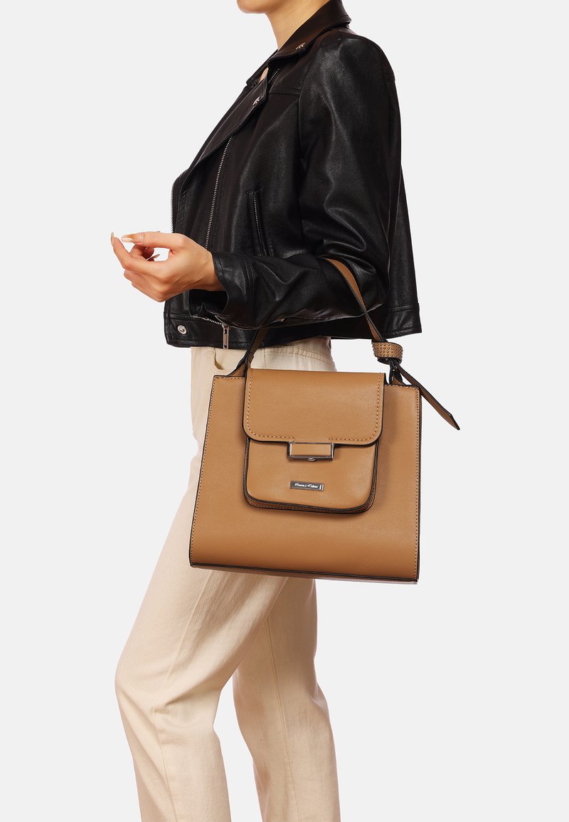 Borsa a tracolla in pelle color tan con un design strutturato, chiusura a pattina e dettagli neri a contrasto. Presenta una tracolla sottile per un facile trasporto.