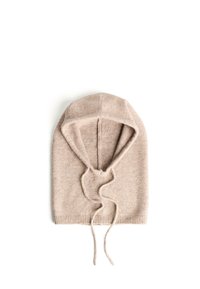 Cappuccio beige lavorato a maglia con forma arrotondata, chiusura con cordino e finitura testurizzata. Presenta un materiale morbido e accogliente per il calore.