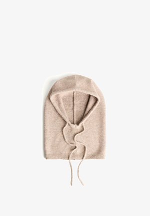 Cappuccio beige lavorato a maglia con forma arrotondata, chiusura con cordino e finitura testurizzata. Presenta un materiale morbido e accogliente per il calore.