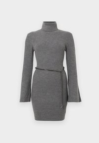 Grå ribbet turtleneck kjole med lange ærmer, der har en kæde bæltedetalje, tætsiddende form og blød tekstur.