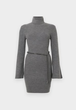 Harmaa raidoitettu turtleneck-mekko, jossa on pitkät hihat, ketjuhihnan korostus, tiukka malli ja pehmeä texuuri.