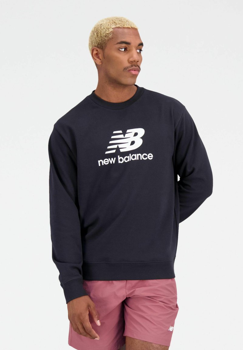 New Balance ESSENTIALS STACKED LOGO FRENCH CREWNECK Sweatshirt