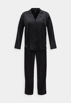 Set pigiama nero in seta composto da camicia a maniche lunghe con bottoni e taschino sul petto, abbinata a pantaloni a gamba dritta.