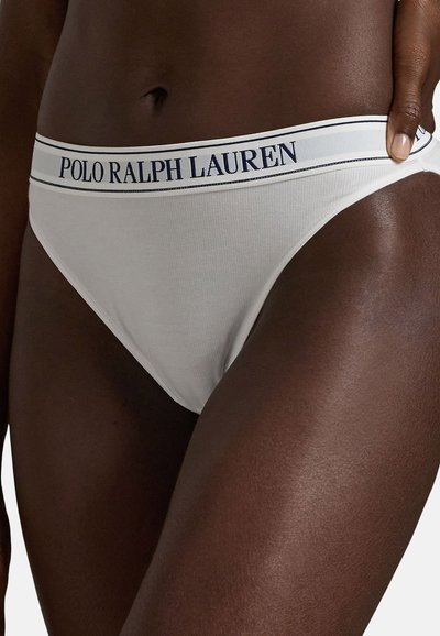 Weiße Baumwoll-Slips mit einem marineblauen elastischen Bund und der Aufschrift "POLO RALPH LAUREN". Das Design ist klassisch und eng anliegend.