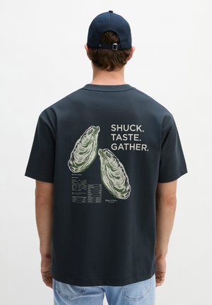Marc O'Polo, MARC O'POLO T-SHIRT LOOSE MIT MARITINEM RÜCKENPRINT   - T-shirt imprimé - dark navy