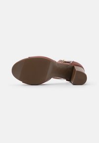 Madden Girl Korolliset sandaalit - cognac