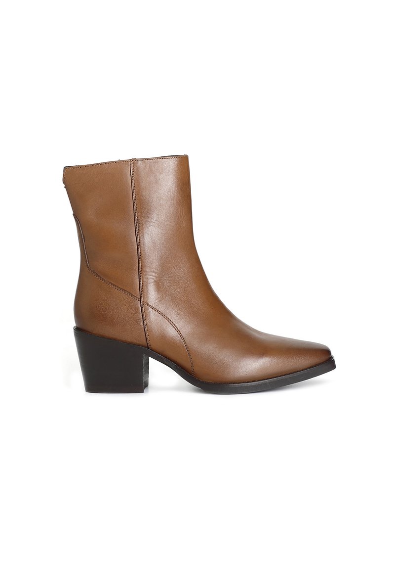 Brun läderankelboot med spetsig tå och staplad svart klack. Slät textur, minimal sömnad och rena linjer.