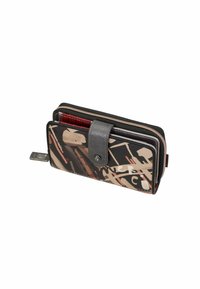 Cartera con un patrón abstracto multicolor en negro, beige y marrón, un cierre a presión gris y un diseño con cremallera alrededor.